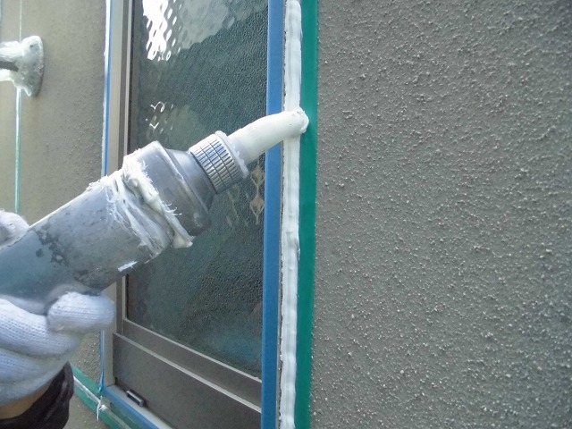 コーキングガンでシーリング材を充填